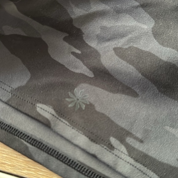 Athleta tank built in bra crop xxs camo camouflage gray black NEW no tags - Picture 4 of 4